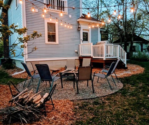 Cozy back yard firepit area. No gatherings after midnight outside due to noise ordinance.