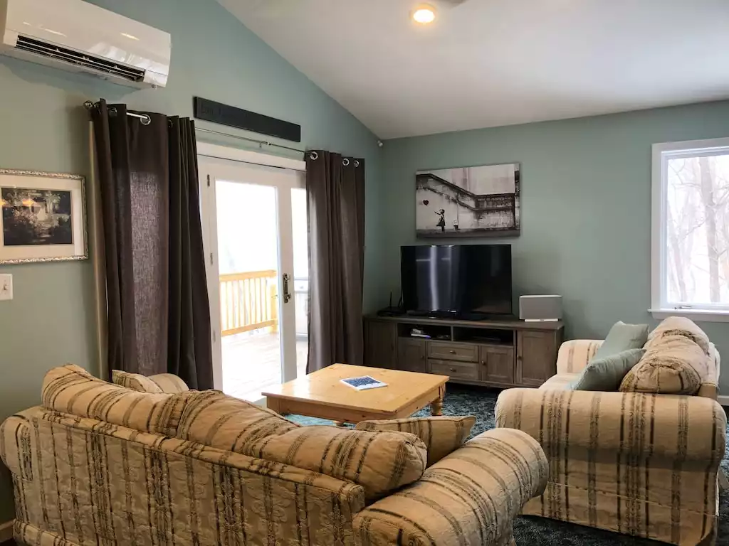 Upstairs living room, ample seating, cable TV, Roku, DVD player and Sonos Upstairs living room, ample seating, cable TV, Roku, DVD player and Sonos - Top of the Rock - Wilmington