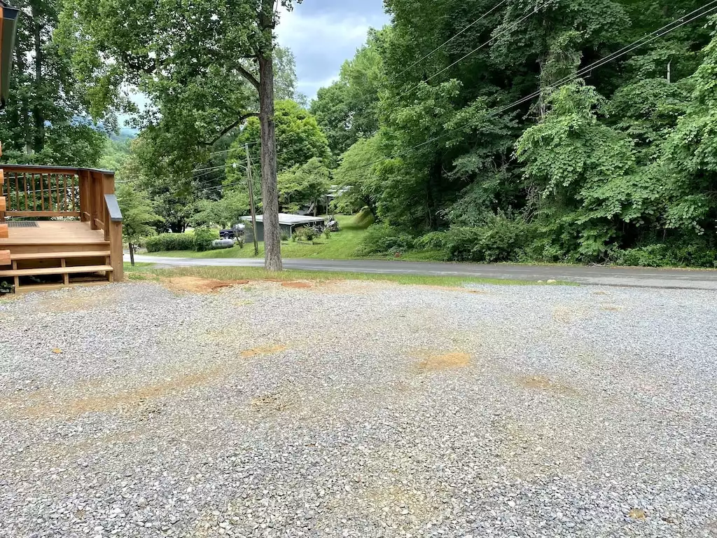 Plenty of parking available to guests - Black Bear Retreat - Townsend