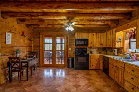 'Knotty Pines' Authentic Spacious Log Cabin