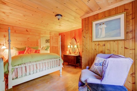 Queen Bedroom