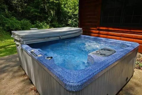 LARGE hot tub for 10-12