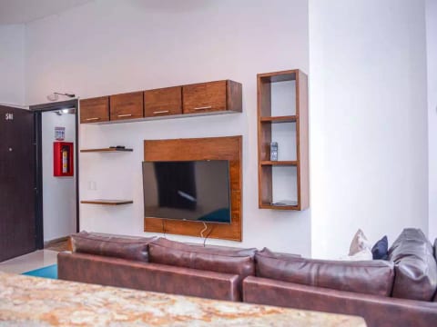 3 bedroom PH inside Lleras Roof Top HOT TUB AC 123