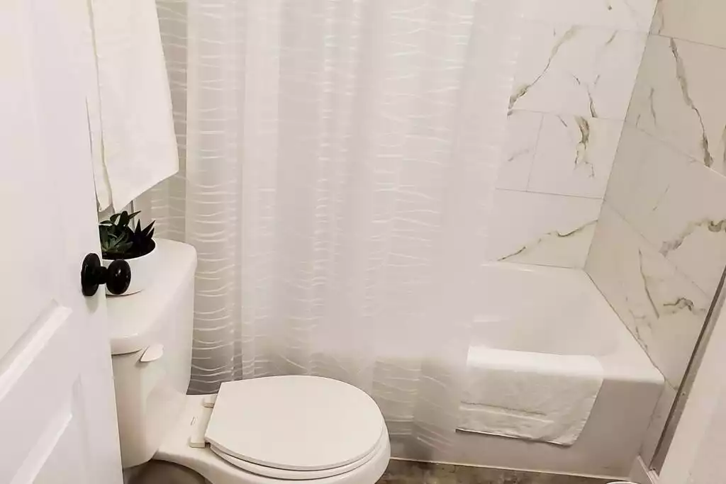Guest bathroom - 5 bed/3 bdrm home! sleeps 8, close to everything! - Portsmouth