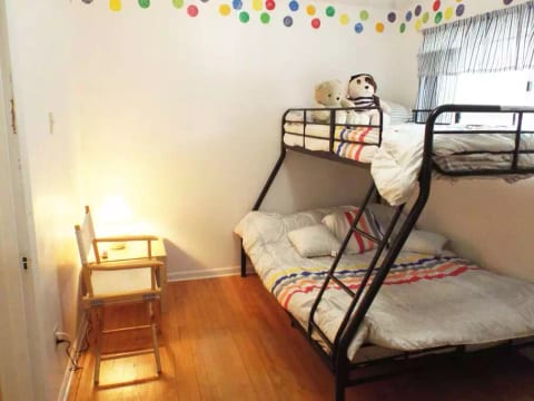 The kids' bedroom is decorated in gender-neutral colors.