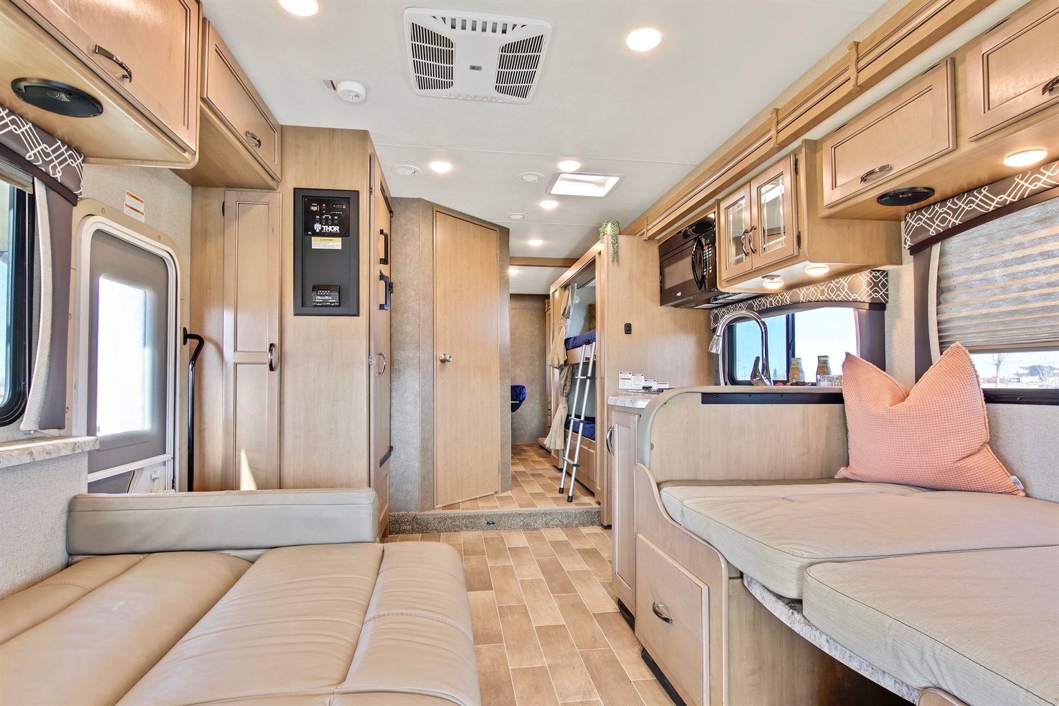 2020-luxury-thor-chateau-(bunk-beds)/