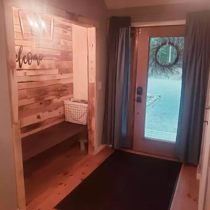 The Hudson Hideaway waterfront home! - Lake Luzerne