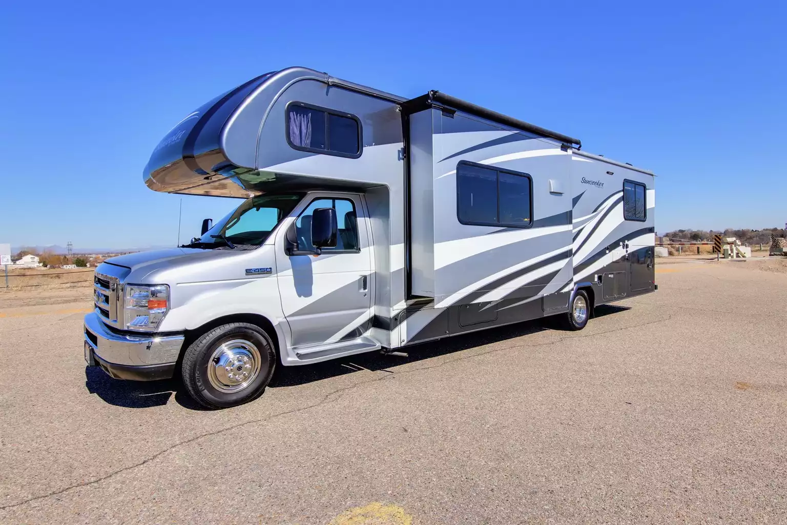 luxurious-forest-river-sunseeker-3170ds-(bunk-bed-model)/