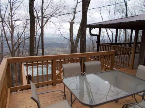 Lookout Mountain Treehouse Cabin with Hot Tub 