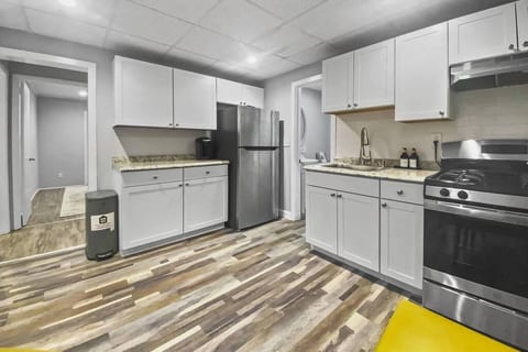 Renovated, Cozy Apt near Stamford Hospital