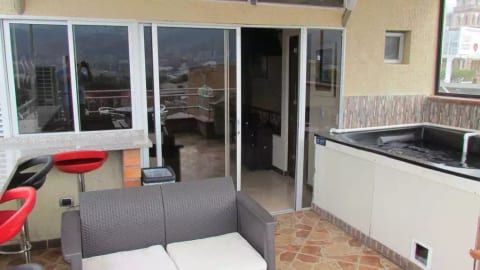 8 Bedroom 4 apartments roof Deck Private 3 Hot Tub