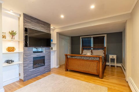 H2 : Spacious 1BR Downtown Stamford