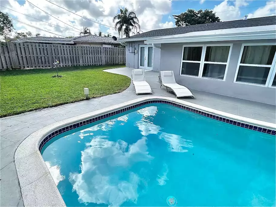 Heated Pool House Gameroom Hot Tub 5min to Beach
