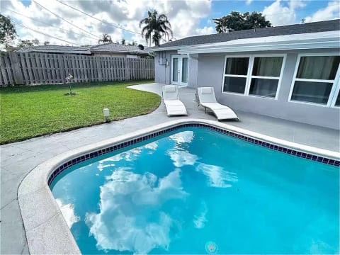 Heated Pool House Gameroom Hot Tub 5min to Beach