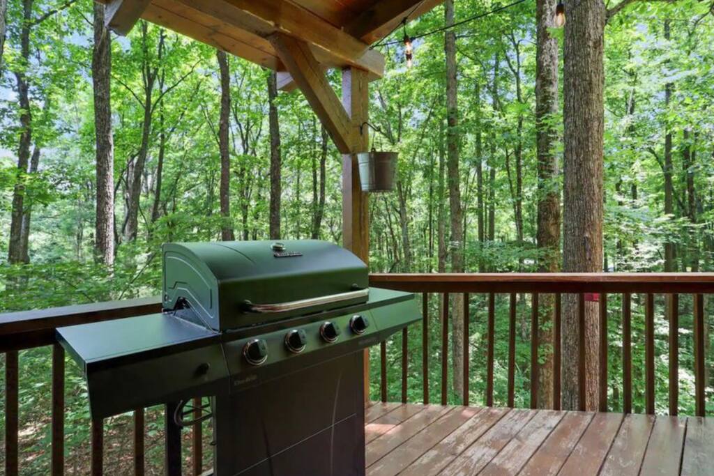 Grill time. - The Woods At Whitetail Ridge- 2 fireplaces- - Ellijay