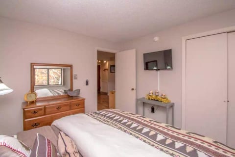 #VacaVibesinD5~Golf Course Condo~Walk to Storyland
