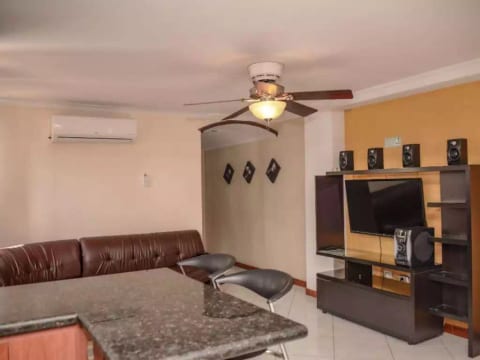4 Bedroom Combo 3 Bed and 1 Bed Two hot Tubs AC 