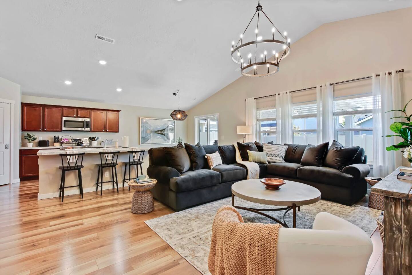 the-meridian-manor-or-private-4-bedroom-home/