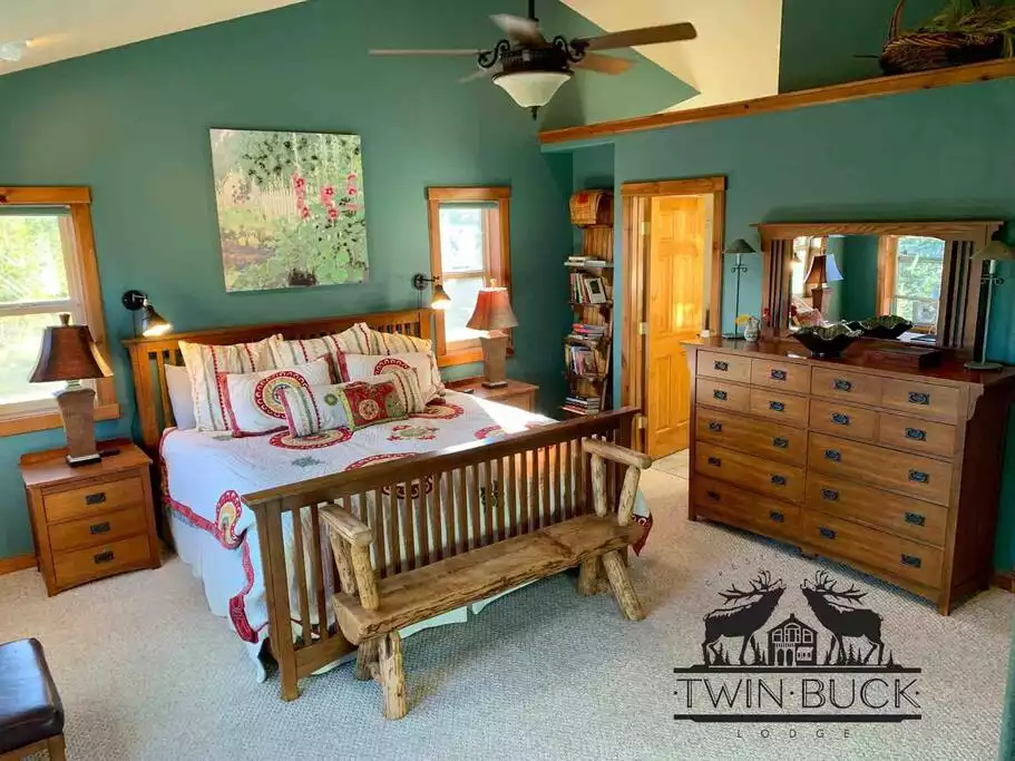 Master bedroom— the Wildflower Room - Twin Buck Lodge: Stunning View in a Peaceful Home - Crested Butte