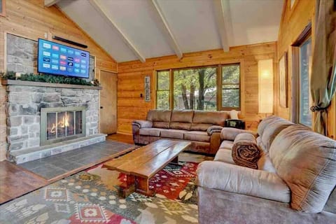Real Wood burning Fireplace.
•Couch w/ Queen memory foam pullout
•Dining Seating for 10
•New Hot Tub
•AC / Dehumidifier
•Brand New Large Gas Grill
•Virtual Concierge
You’ll love your stay in Bear Hugs Chalet at
Lake Harmony Vacation Rentals!