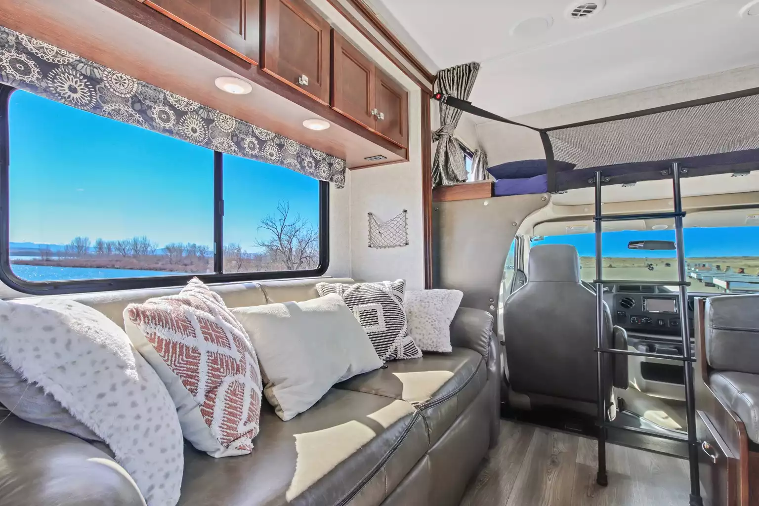 luxurious-forest-river-sunseeker-3170ds-(bunk-bed-model)/