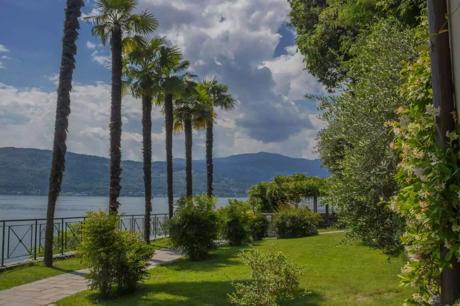 Garden of Santa Caterina del Sasso - Casa Amabile With Pool - Leggiuno