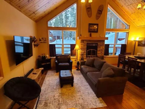 Cabin with Serene Lakes View Close to Sugar Bowl