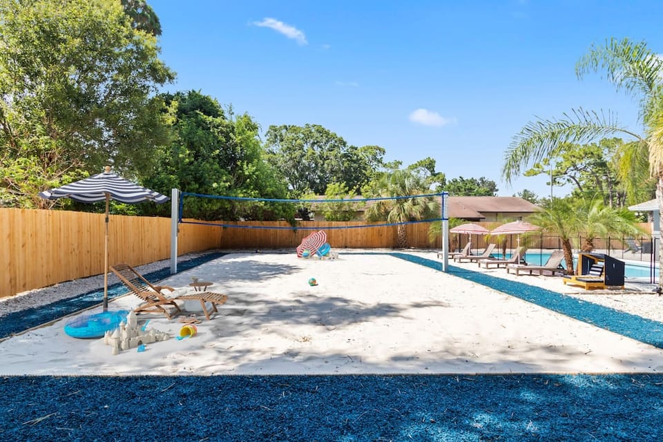 Évasion Urbaine : Plage Artificielle Avec Terrain de Volleyball - Clearwater