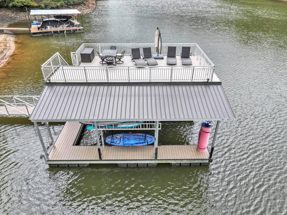 Luxury Cabin with Dock & Hot Tub - Gainesville