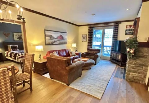 Luxury Condo*Walk to Ski Lifts*Hot Tub*Pool*Sauna!
