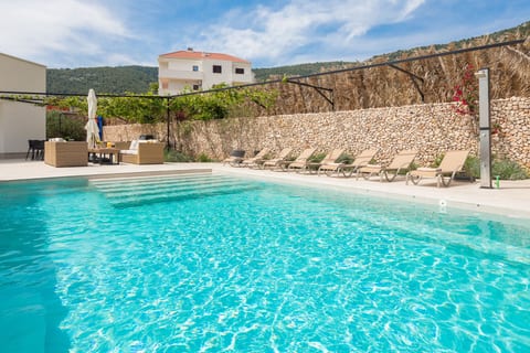 Luxury Villa Envivo Komiža with pool and pro gym