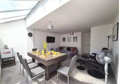  Stylish 4 Bedrooms  Pool Table  WiFi  Netflix