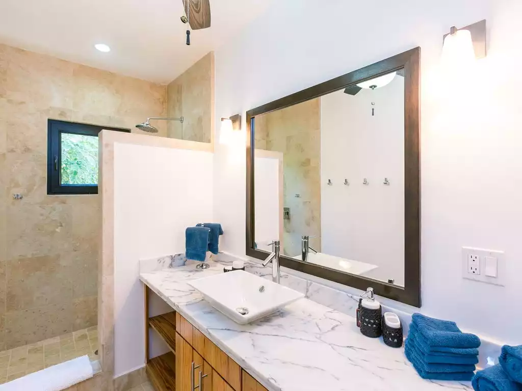 Ensuite Bathroom in Lofted room - Vivaro Roatan Beachfront - West End