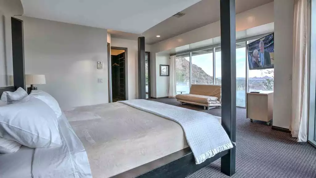 Bedroom 5 with private attached bathroom Bedroom 5 with private attached bathroom - Scottsdale Manor Camelback - Scottsdale Camelback Resort