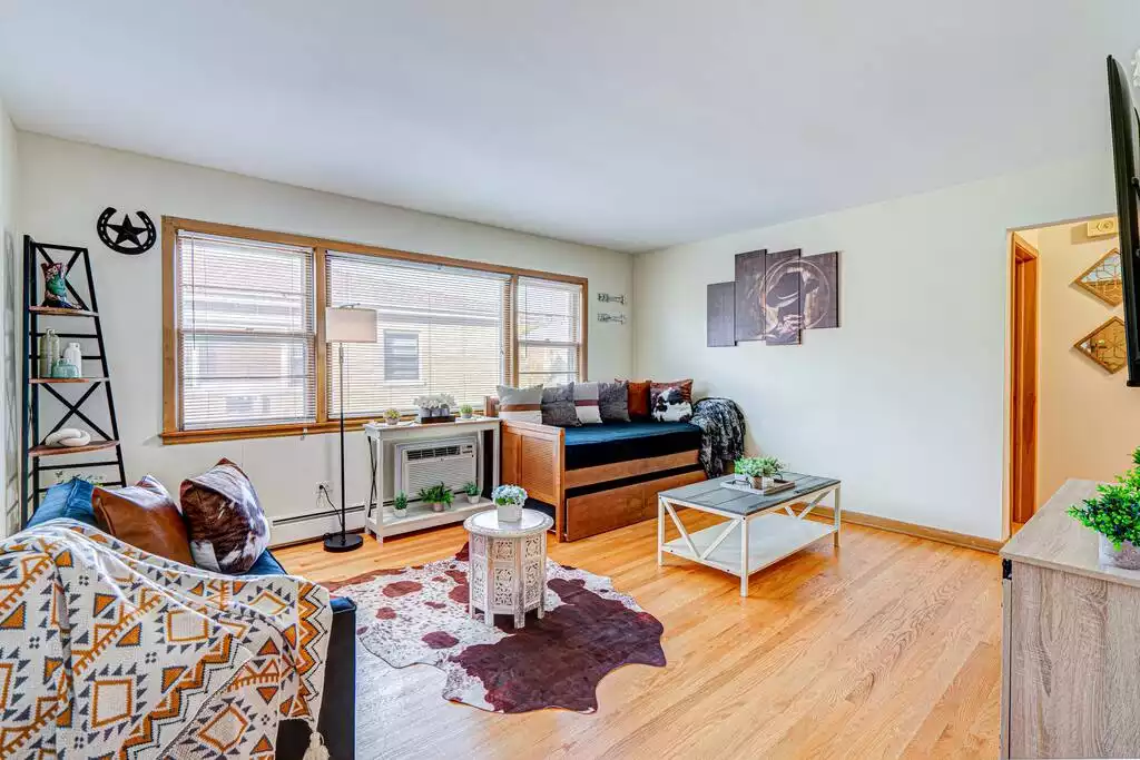 Chicago  2Br Condo - Downtown Access - Elmwood Park