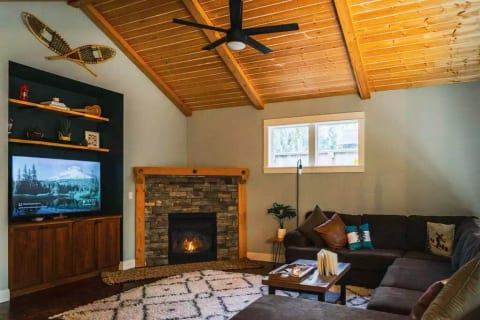  The Mt. Hood Manor - woodsy luxury by the river