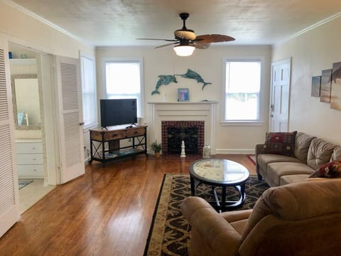 Dolphina House *East Hill * Dog Friendly!
