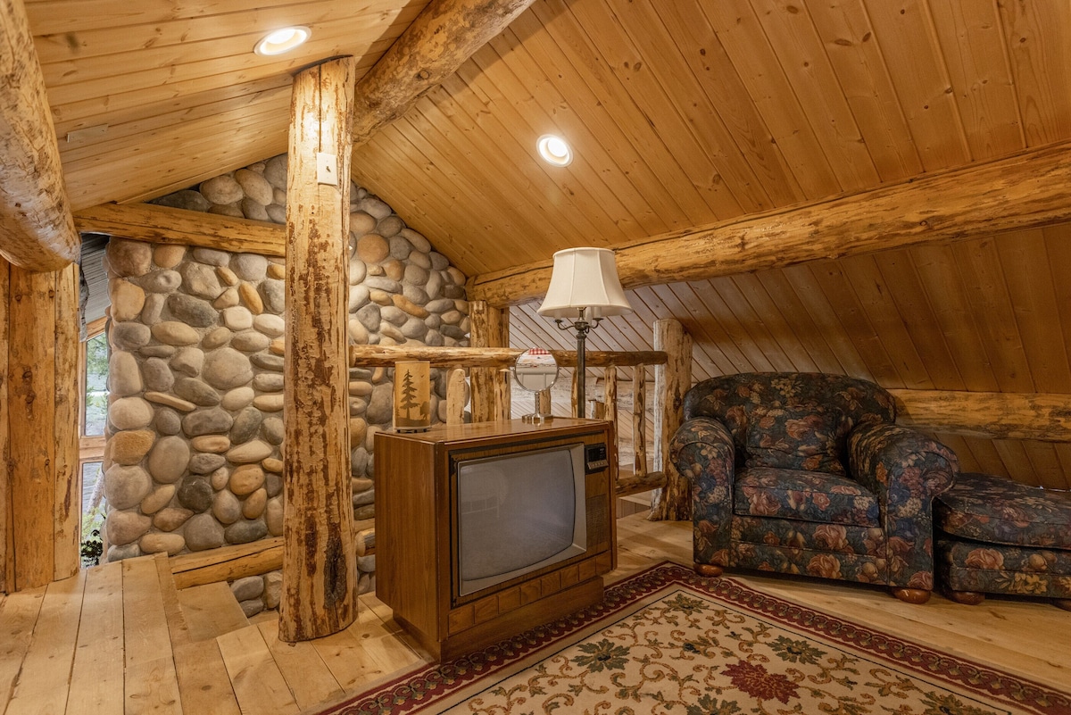 Cozy spot for curling up with a good book or a cup of hot chocolate.  - Casino Pines - Stanley