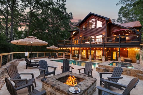Heated Pool & Spa with fire pit