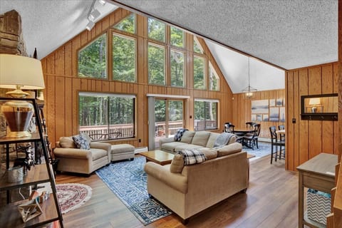 Idyllic Pocono - 5BR Amenity Filled Retreat!