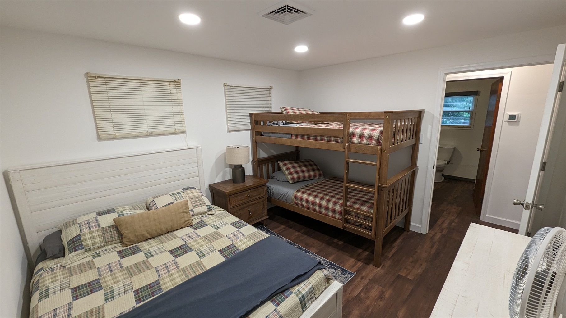 Newly renovated Bunk room- queen size bed and twin size bunks Newly renovated Bunk room- queen size bed and twin size bunks - High Ridge - Stanley