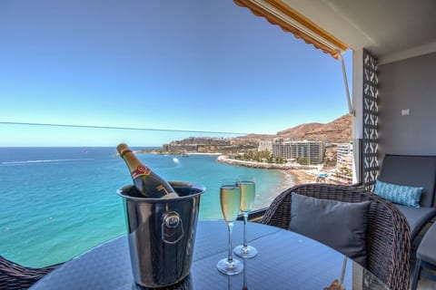 Seaside Bliss: Spectacular Views, Beachfront Haven