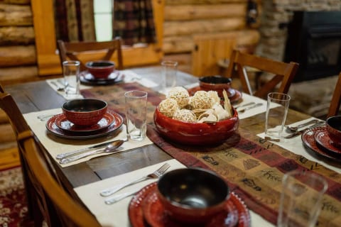 'Knotty Pines' Authentic Spacious Log Cabin