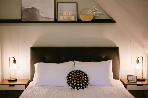 Queen bed and 39” Roku TV with amazing balcony!