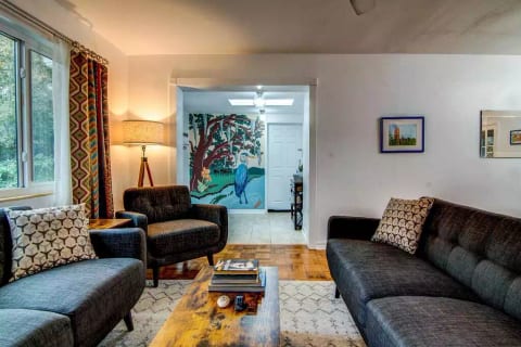 Mid-Century Modern Gem 5 minutes to Downtown GNV!