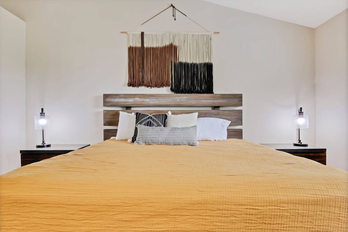 gorgeous-4-bedroom-home-with-pool-access/