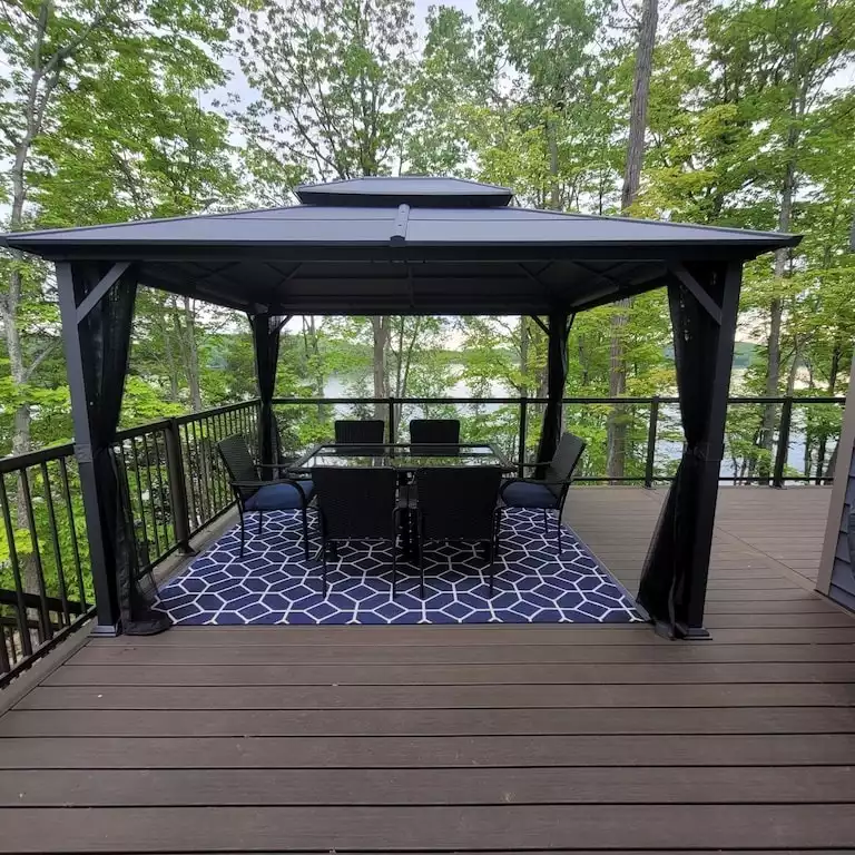 Outdoor screened sitting area 