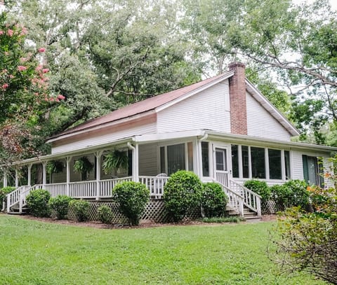 Pet friendly Farmhouse, 25 minutes to Nashville