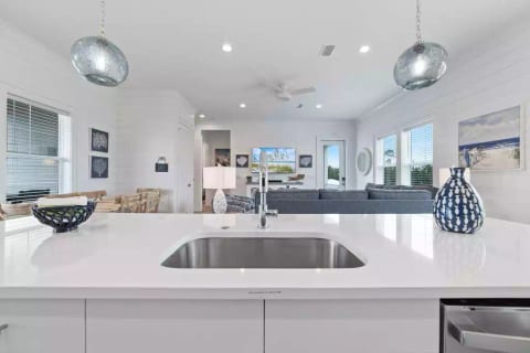 Gorgeous pendant lights over the kitchen bar.