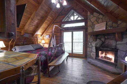 Romantic and Secluded Hottub Cabin - Wild Columbine